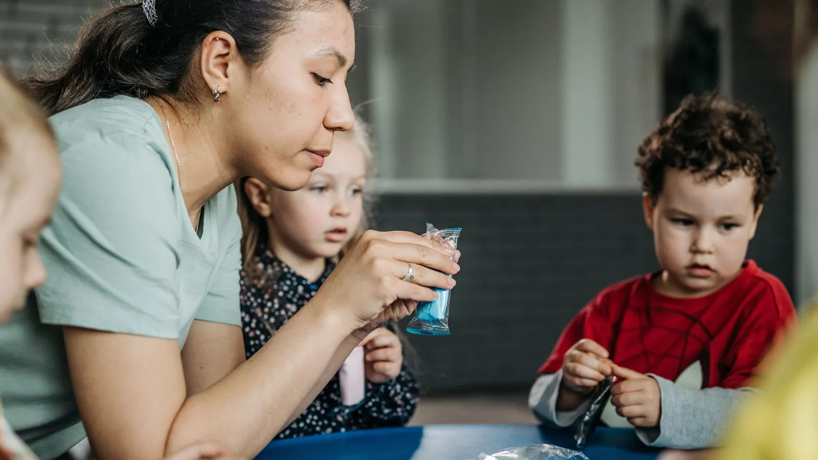 安親班老師帶著幼童圍在桌邊做勞作活動