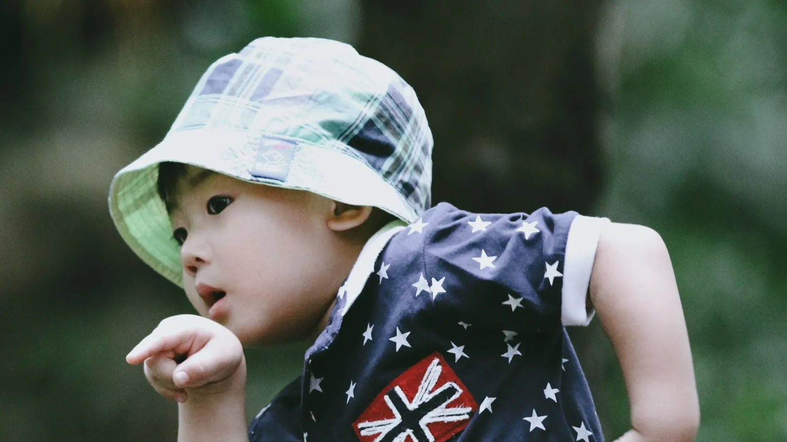 孩子在課堂上做英文自我介紹，指著自己開口說話