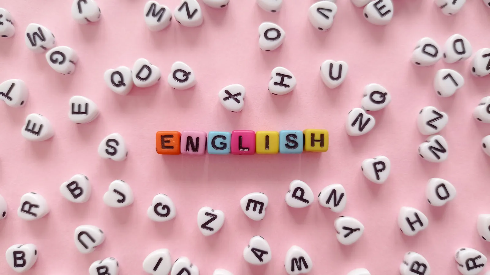 拼出英文單字的字母珠，學習課綱 2000 單字
